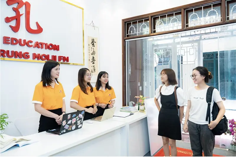 Theo dõi thông báo và lịch học trên các ứng dụng của Trung tâm